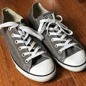 Style Basics: Grey Low Top Converse Sneaker